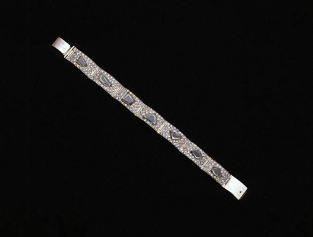 Teresa Margolles,  Jewel (Bracelet 2), 2007, Gold 10 carat including an inlay of broken glass* <br class=